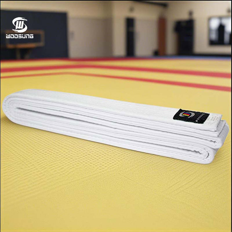 Белый пояс по каратэ